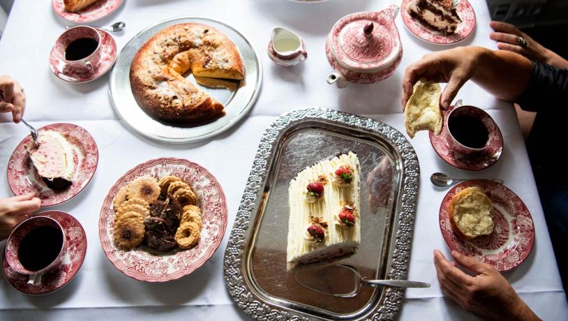 Table with pretzel-shaped pastry, layer cake and biscuits at Sønderjysk Kagefestival