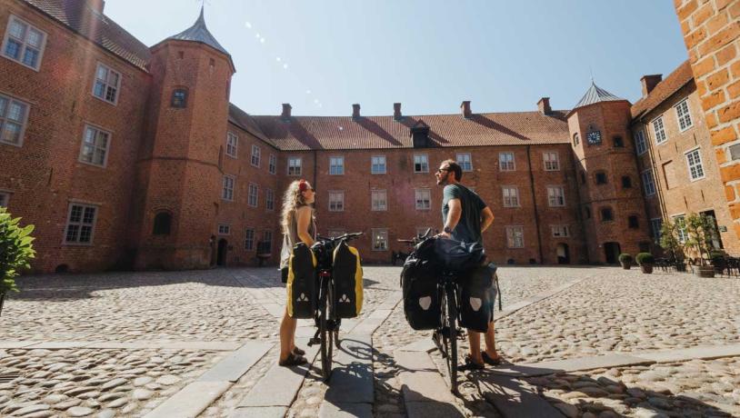 Couple with cycles in the courtyard at Sønderborg Castle