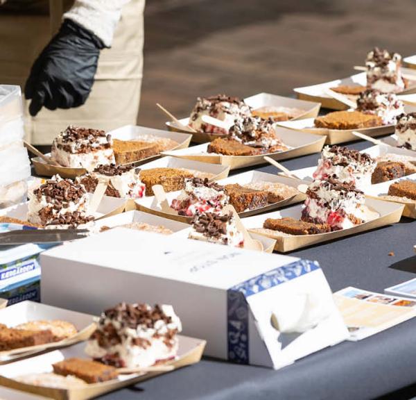 Kager på rad og række ved en af boderne ved Sønderjysk Kagefestival i Tønder