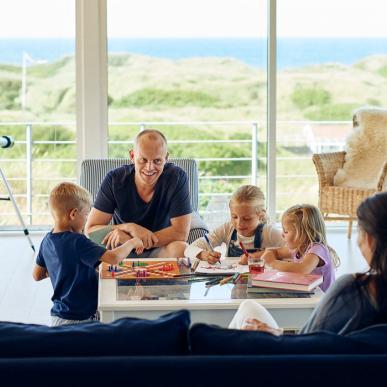 Familie i sommerhus på Vestkysten