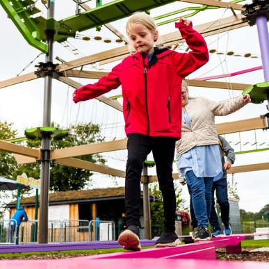 Lille pige der kaltrer i Universe