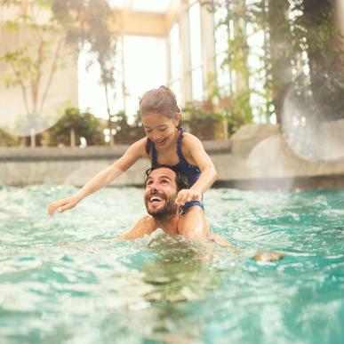 Far og datter bade i Aqua Mundo i Center Parcs Nordborg Resort