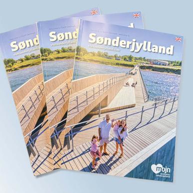 Sønderjyllands Magasinet 2026 på engelsk liggende i vifte