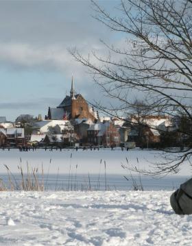 Der ligger sne i Haderslev, Domkirken i baggrund.